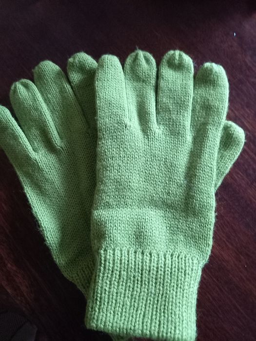 Вязанные шапочки,перчатки,берет.