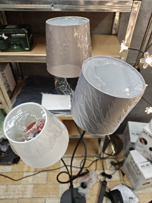 Lampa podłogowa 3 świeczniki E14 małe klosze zakręcona noga