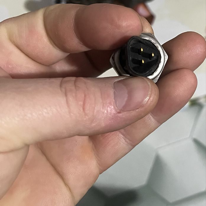 Датчик тиску палива 1az fse