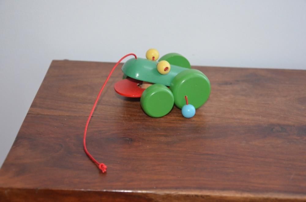 Brinquedo de Madeira Lagarto, com 4 rodas