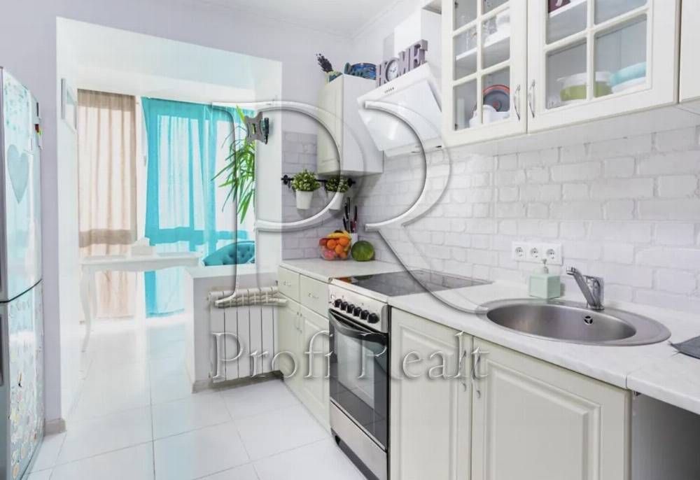 Продаж 4 кімнатна квартира вул. Шептицького 3Б / метро Лівобережна