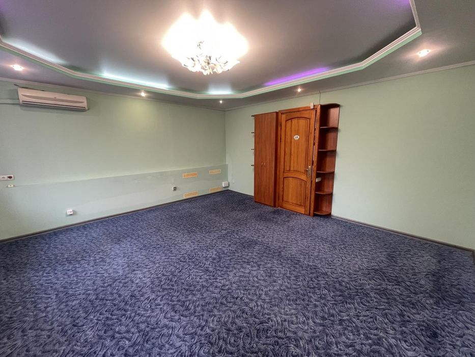 Офіс в центрі міста, є паркінг. 4 кімнати