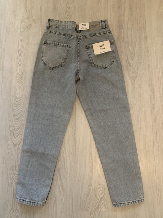 Błękitne jeansy damskie Mom ze zdobieniami