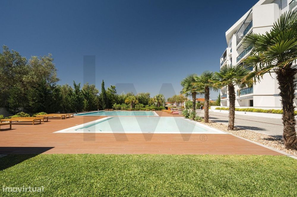 T2 com suite, varanda e 2 lugares de garagem — Condomínio com piscina,