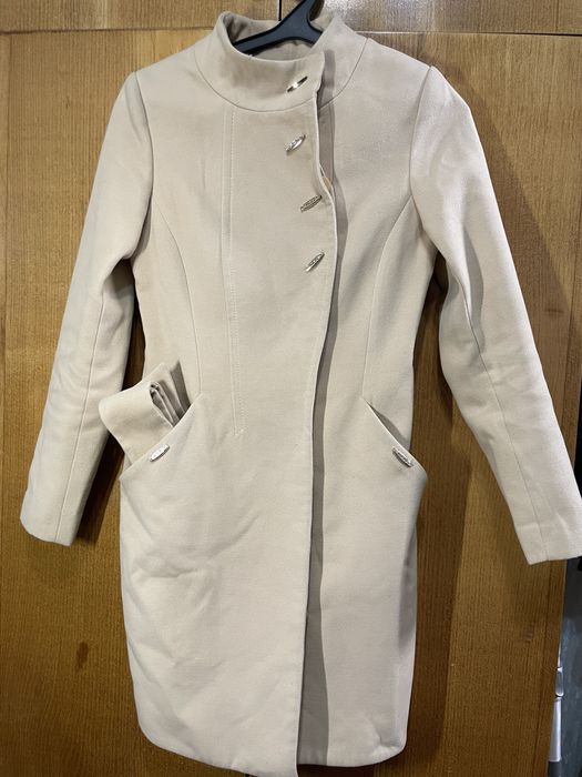 Пальто бежевого кольору