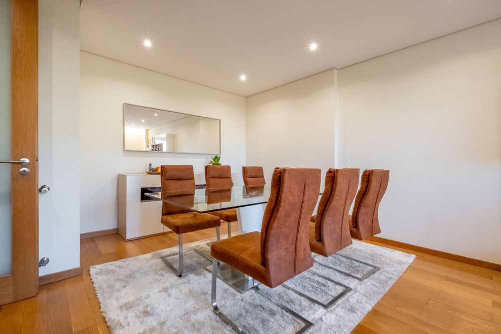 6 cadeiras de sala com estofos e estrutura metálica, em ótimo estado