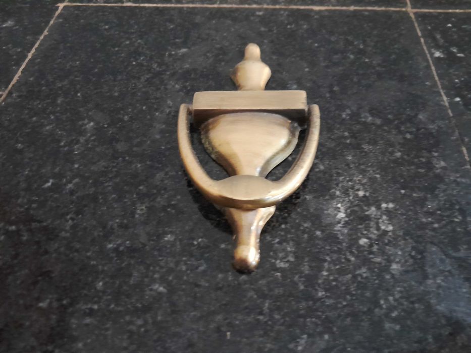 Elegante batente de porta em latão