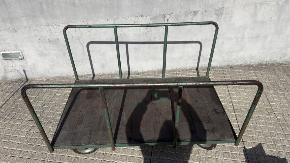 Carro de transporte e ou arrumação. Muito robusto.