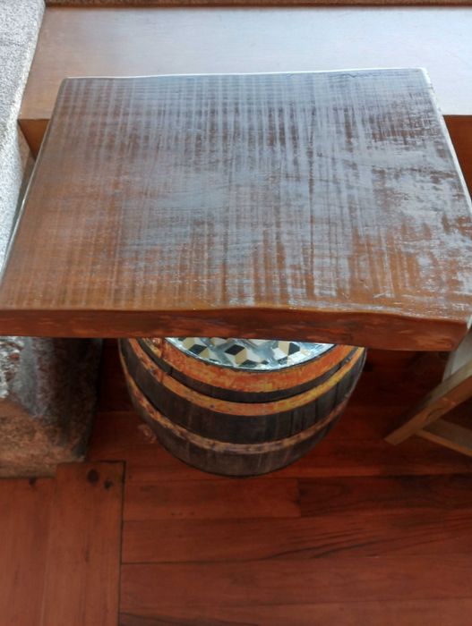 5 Mesas de Barril e 19 Bancos de Madeira