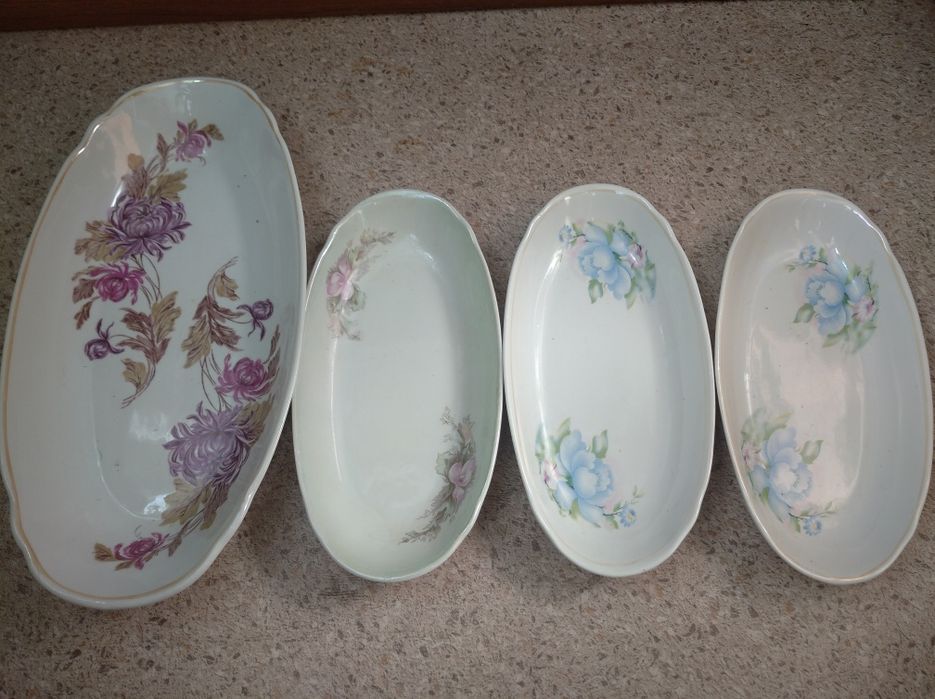 Овальне велике блюдо і три меньших