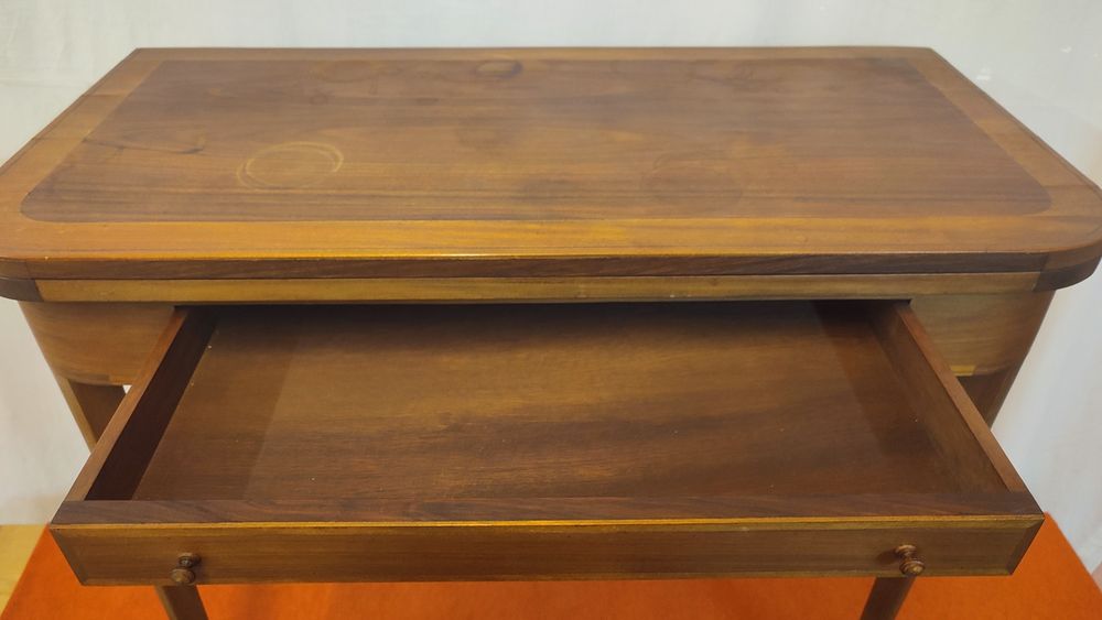 Mesa de jogo com gaveta