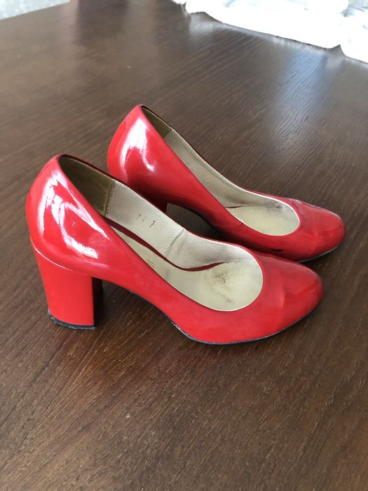 Продам туфлі……….