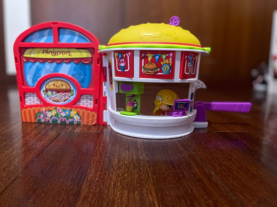 Hamburgueria pinypon com maior parte de peças