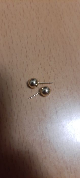 Złote kolczyki kulki