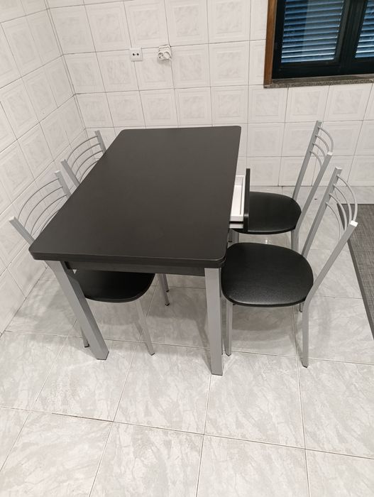 Mesa de cozinha Anti-riscos + 4 cadeiras