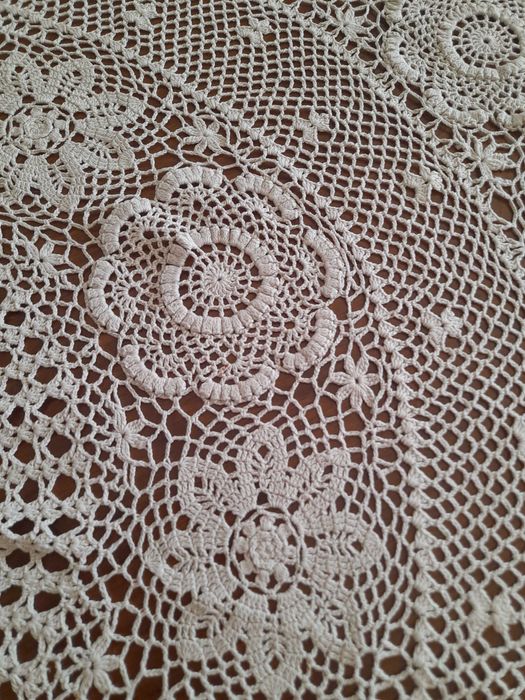 Toalha de mesa em crochet antiga. Em bom estado.(Cor Bege)