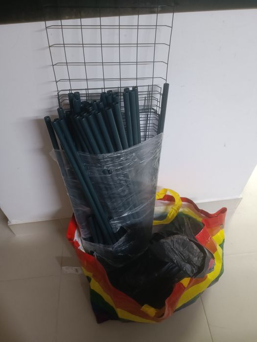 Estufa agrícola com prateleiras