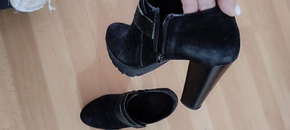 Botins de salto, tamanho 35 em camurça preta. Usados