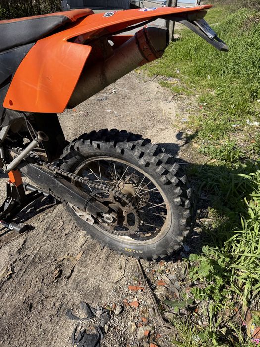 Vendo KTM 250 EXC matriculada, mota estimada e pronta a andar.