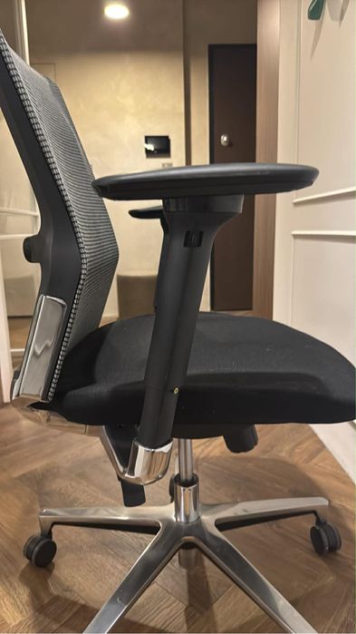 Fotel biurowy regulowany