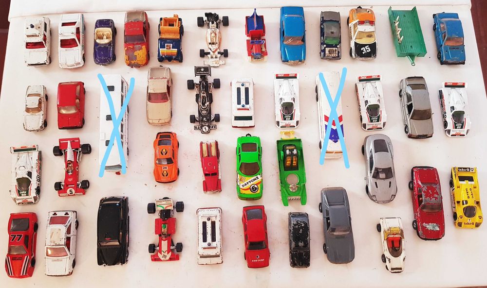 Carrinhos Corgi e coleção James Bond - escalas 1:43 e 1:32