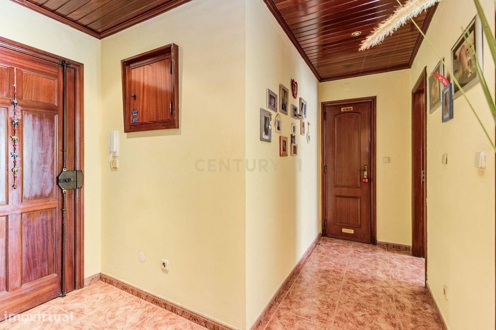 Armazém de 1080m2 com terreno de 7080m2 com afetação de armazéns e act