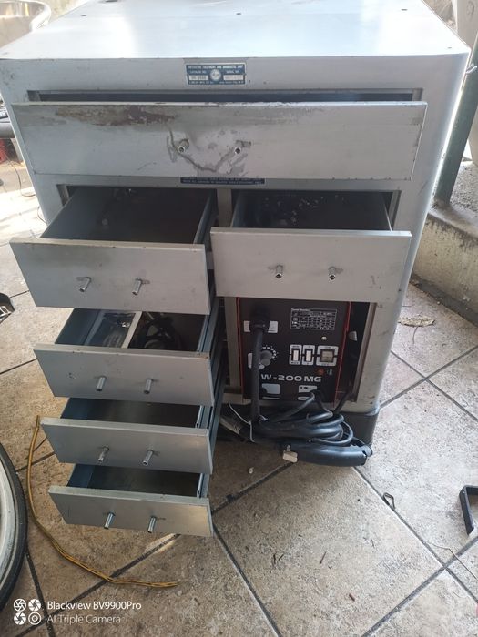 Uma banca com rodas muito boas arrumações de ferramentas ou o que  pre