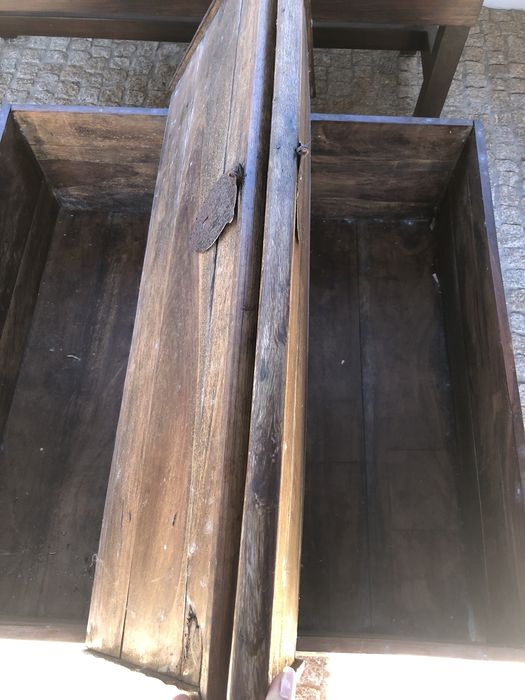 Arca/Mesa antiga em madeira com ferragens em ferro