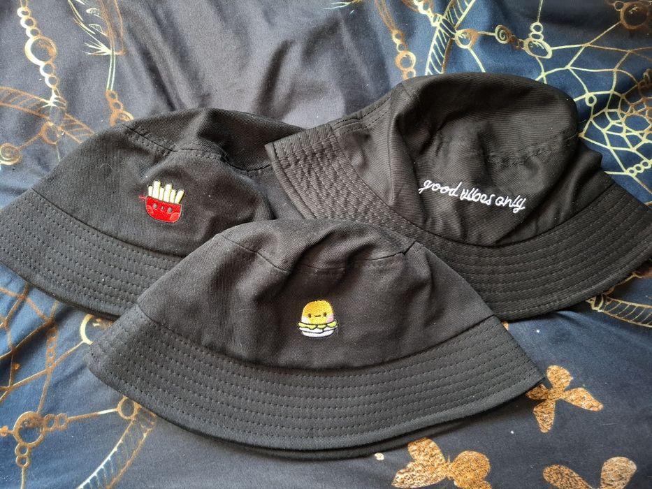 Czarne czapki - bucket, z naszywkami