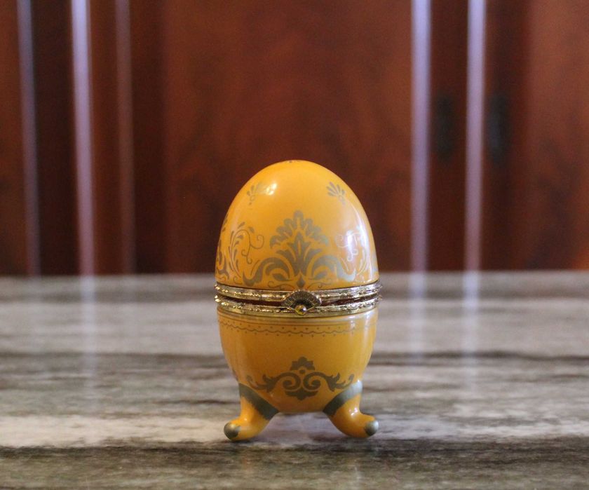 Ovo porcelana c relógio de quartzo - Avon Source of Fine Collectibles.