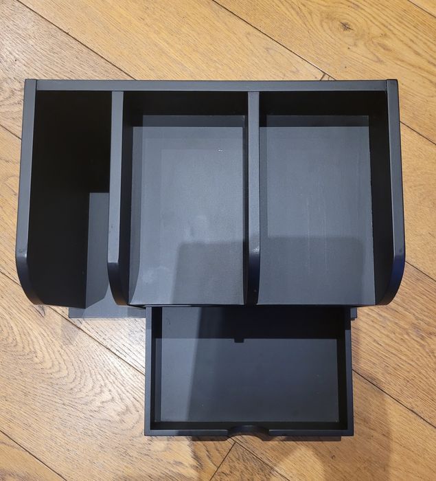 Czarny organizer na biurko