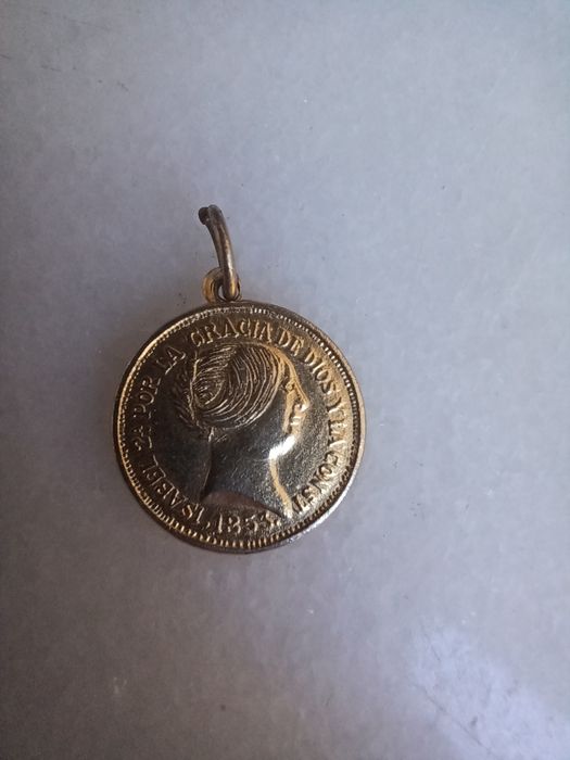 Brinco, alfinete e medalhinha