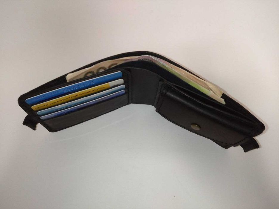 Шкіряний гаманець чорного кольору