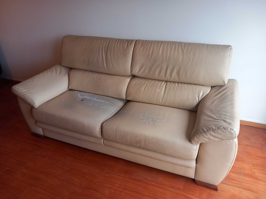 Sofá Bege em Pele