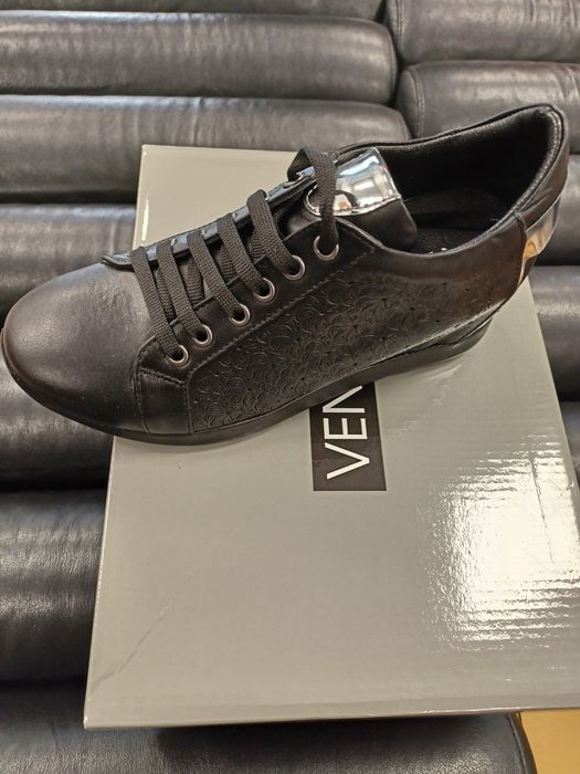 Buty na wbudowanym koturnie