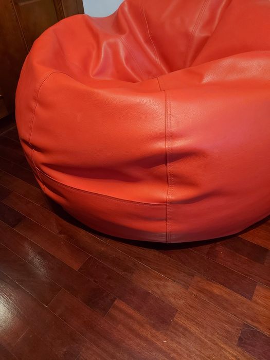 Puf Grande em Pele Vermelho, diâmetro: +/- 95cm, com bolso.