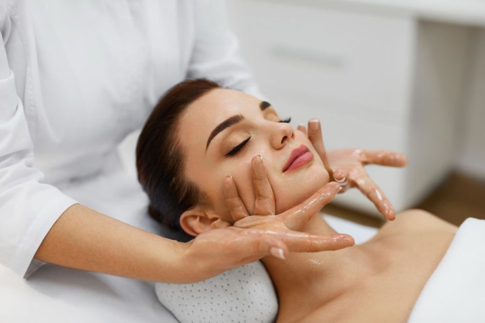 Масаж обличчя ручний та апаратний