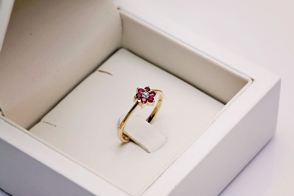 Złoty pierścionek Staviori z diamentem