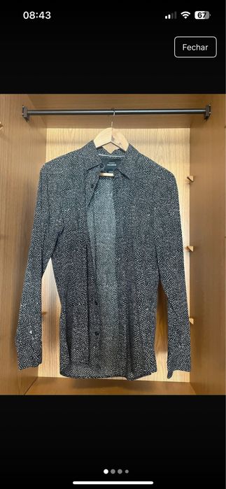 camisa preta com bolinhas