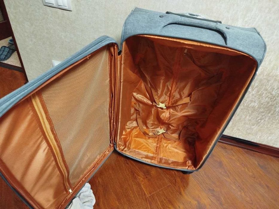 Продам тканевой чемодан на колёсиках.