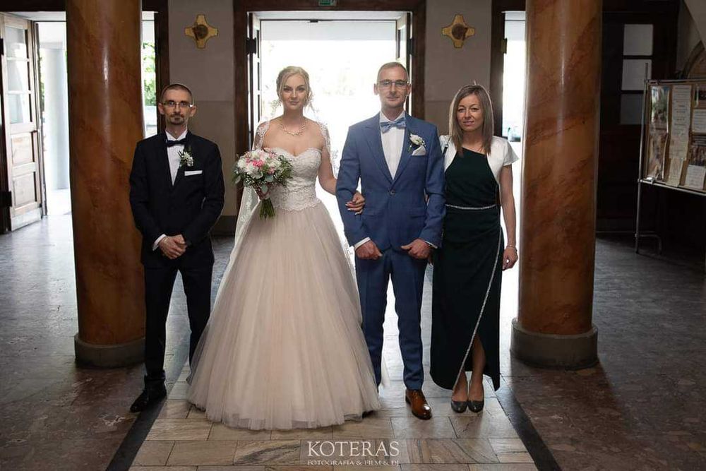 Suknia ślubna razem z długim welonem