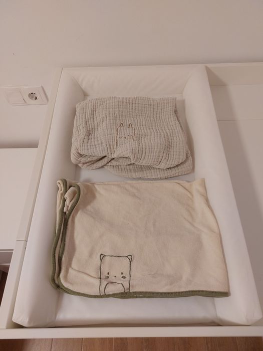 Trocador IKEA MYLLRA + colchão e 2 forras – como novo