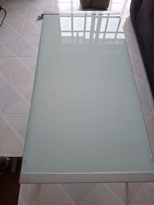 Mesa vidro como nova com estrutura de alumínio cinza como nova