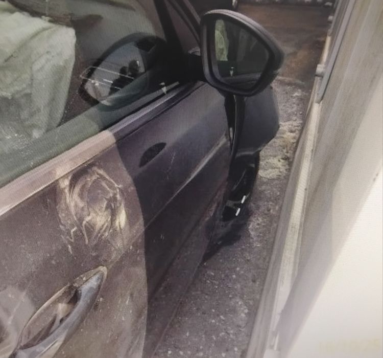 vendo Peugeot 308 II 1.6 HDI 100CV de 2017 acidentado salvado