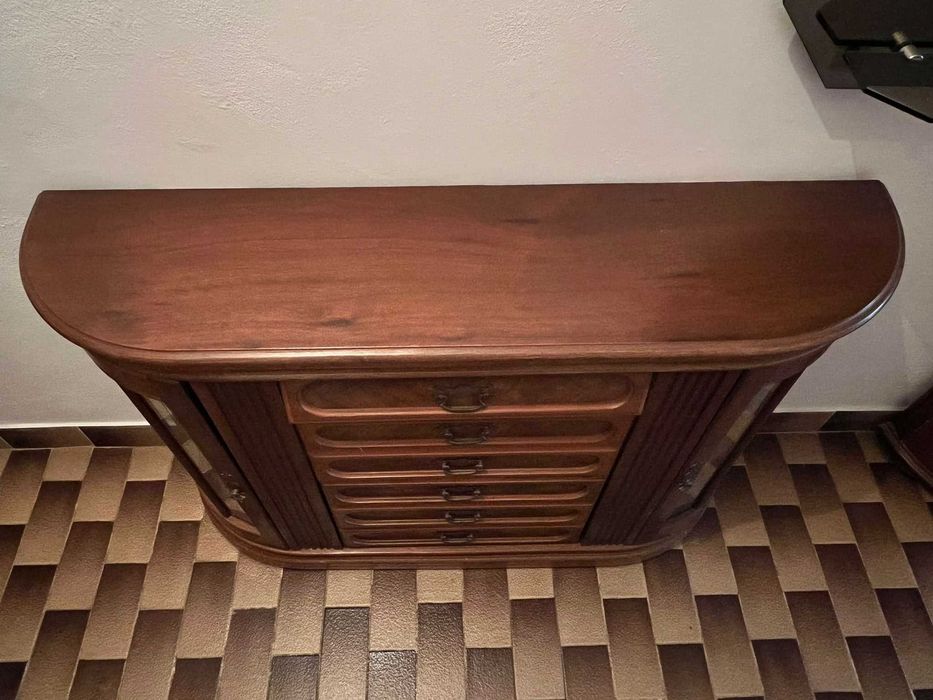 Sapateira em madeira com gavetas e portas em vidro