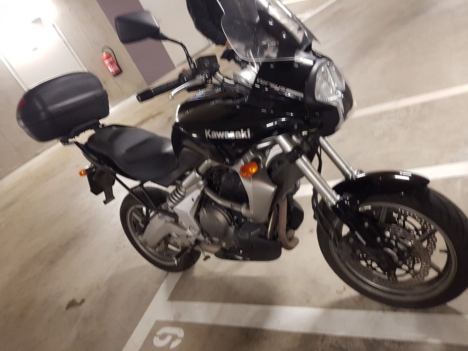 Kawasaki Versys 650 com mala e gps