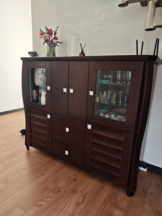 Stylowa klasyczna komoda witryna do salonu