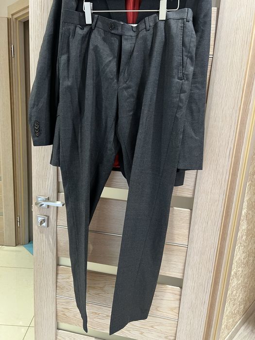 Чоловічий костюм сірий SUITSUPPLY