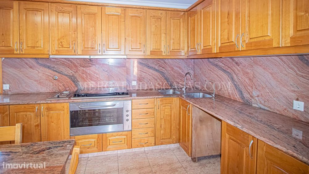 Térrea, com terraço, jardim, aproveitamento de sótão e uma garagem...