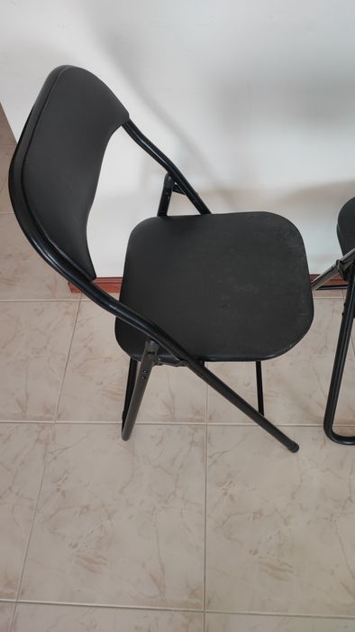 Cadeiras pretas dobráveis